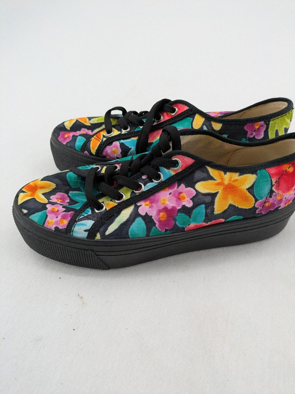 é-you multi floral pattern sneakers on black fabric with comfortable plateau sole and laces