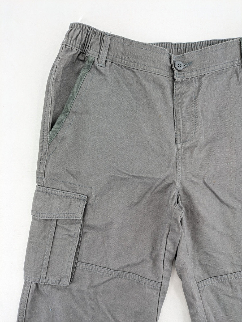C&A grey cargo shorts with multiple pockets and elastic waistband, made of cotton.