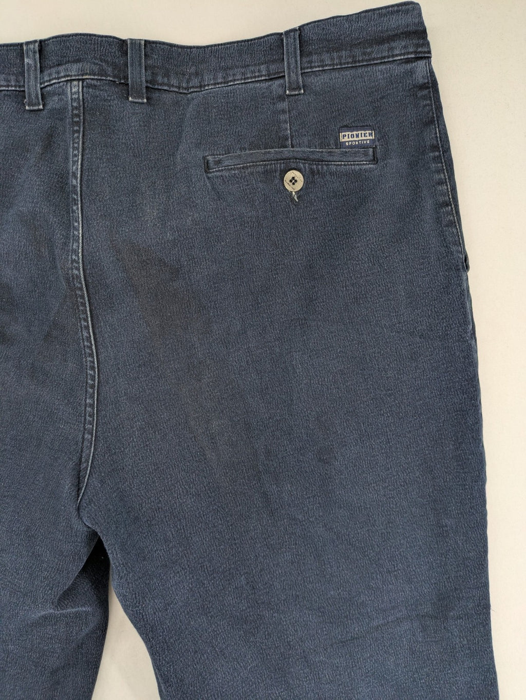 Pionier blue straight jeans with pleats, made from comfortable cotton stretch material.