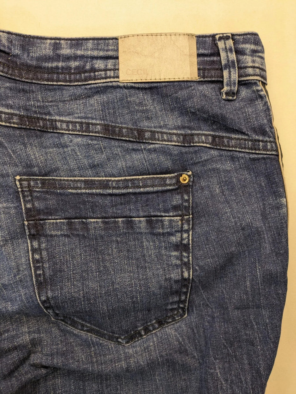 Cecil blue straight jeans with grey side stripe, five-pocket style, stretch denim.