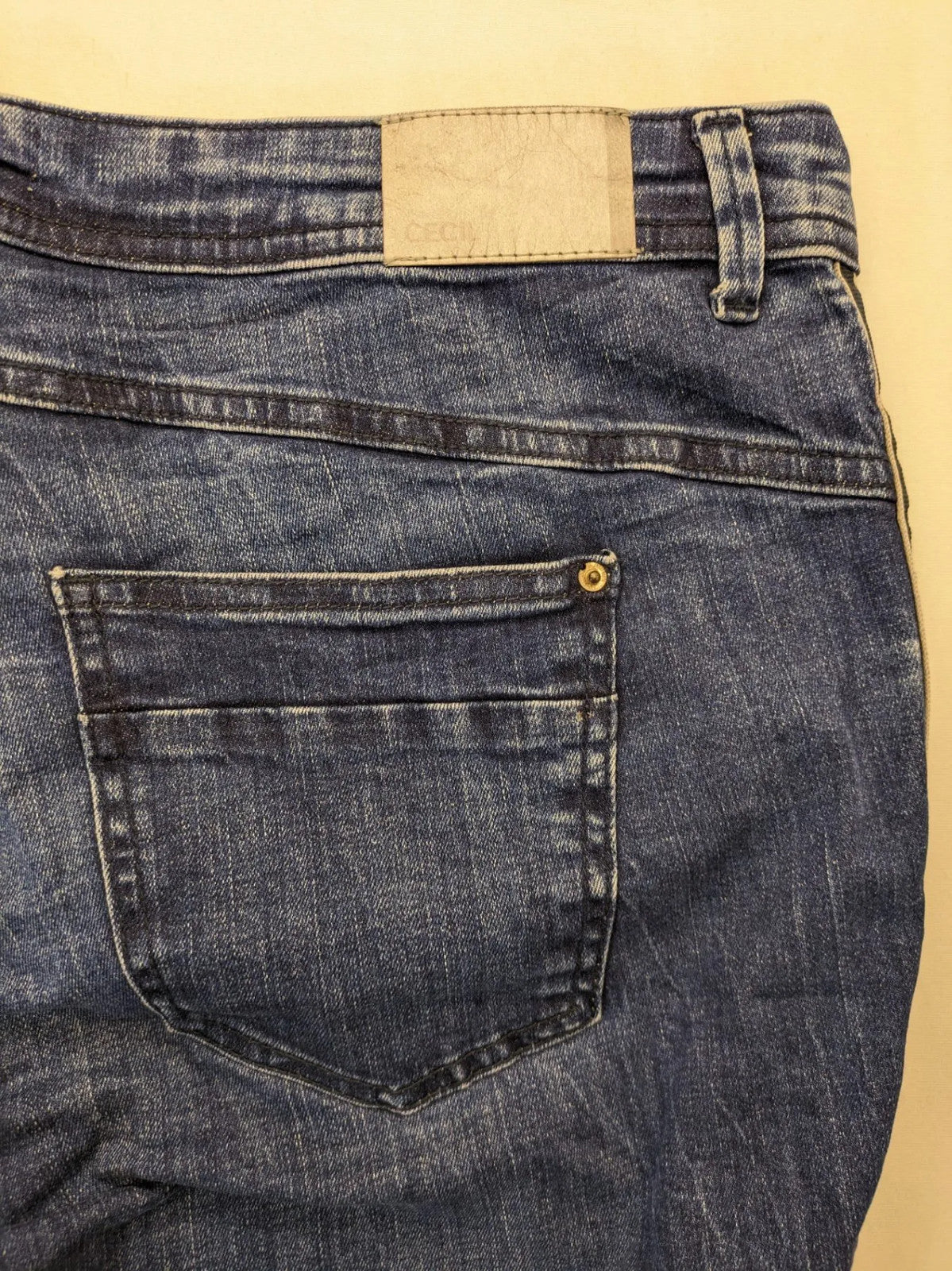 Cecil blue straight jeans with grey side stripe, five-pocket style, stretch denim.