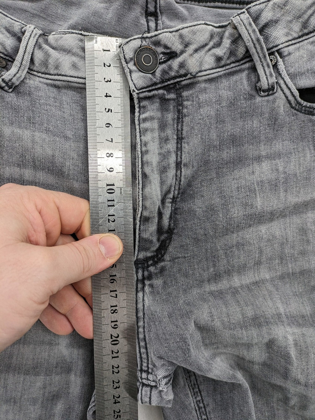 Cross Jeans grey straight jeans slim fit with classic 5-pocket design and used look.