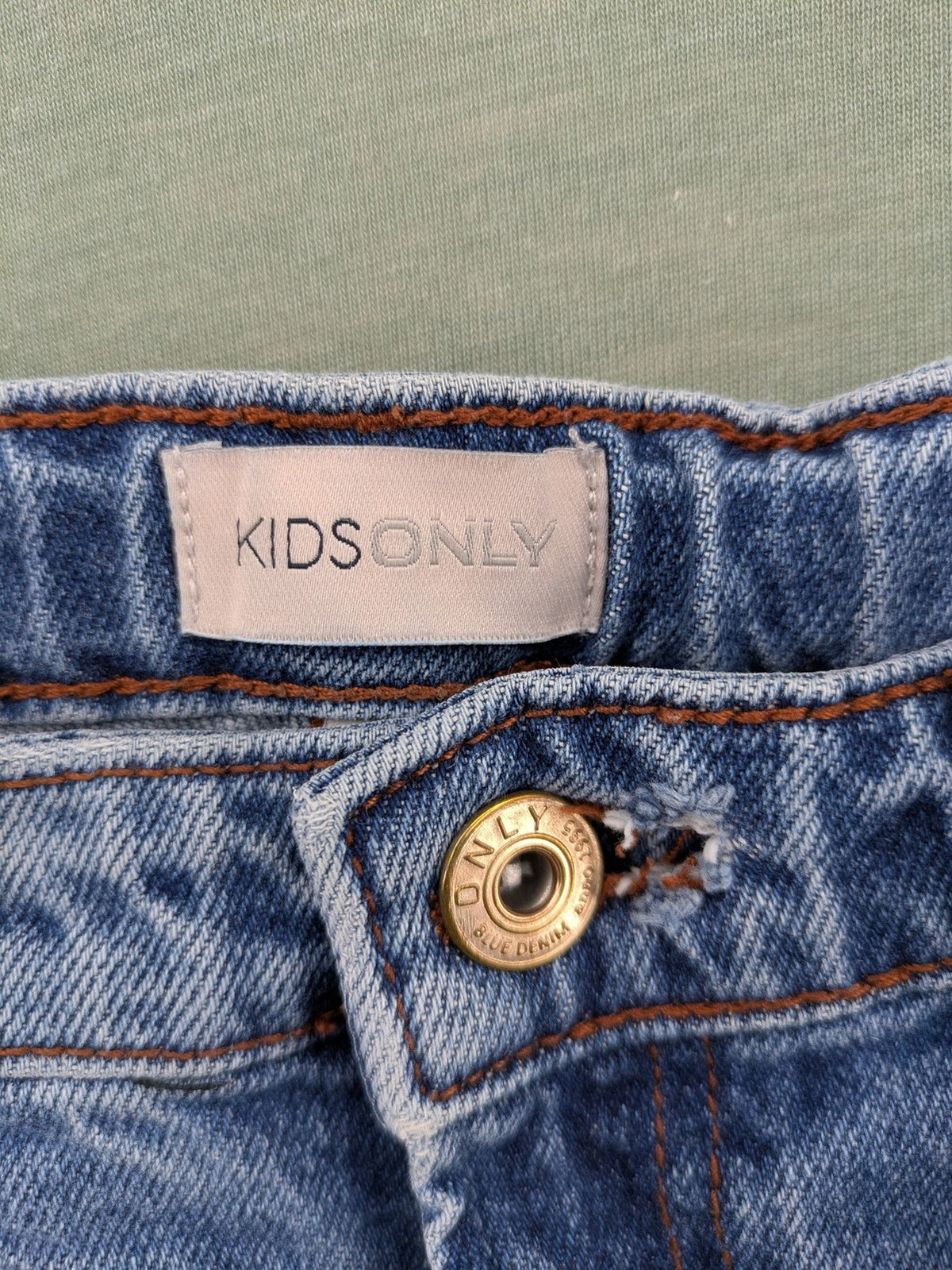 KIDS ONLY blue straight jeans with frayed hem and classic 5-pocket design.