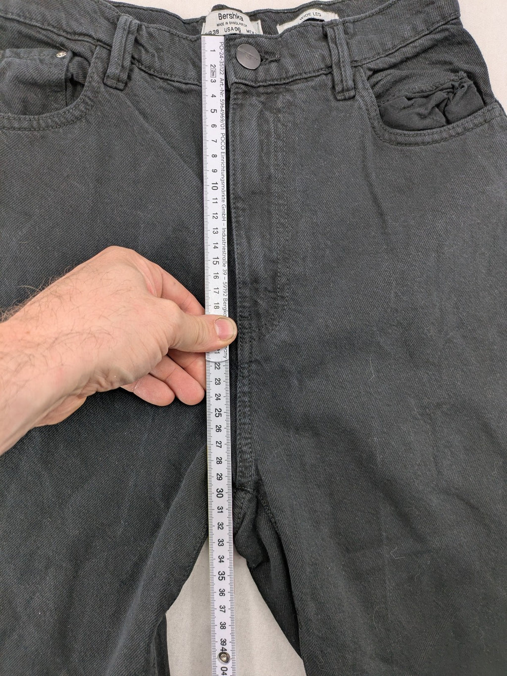 Bershka grey wide leg jeans high waist with classic 5-pocket design and button closure.