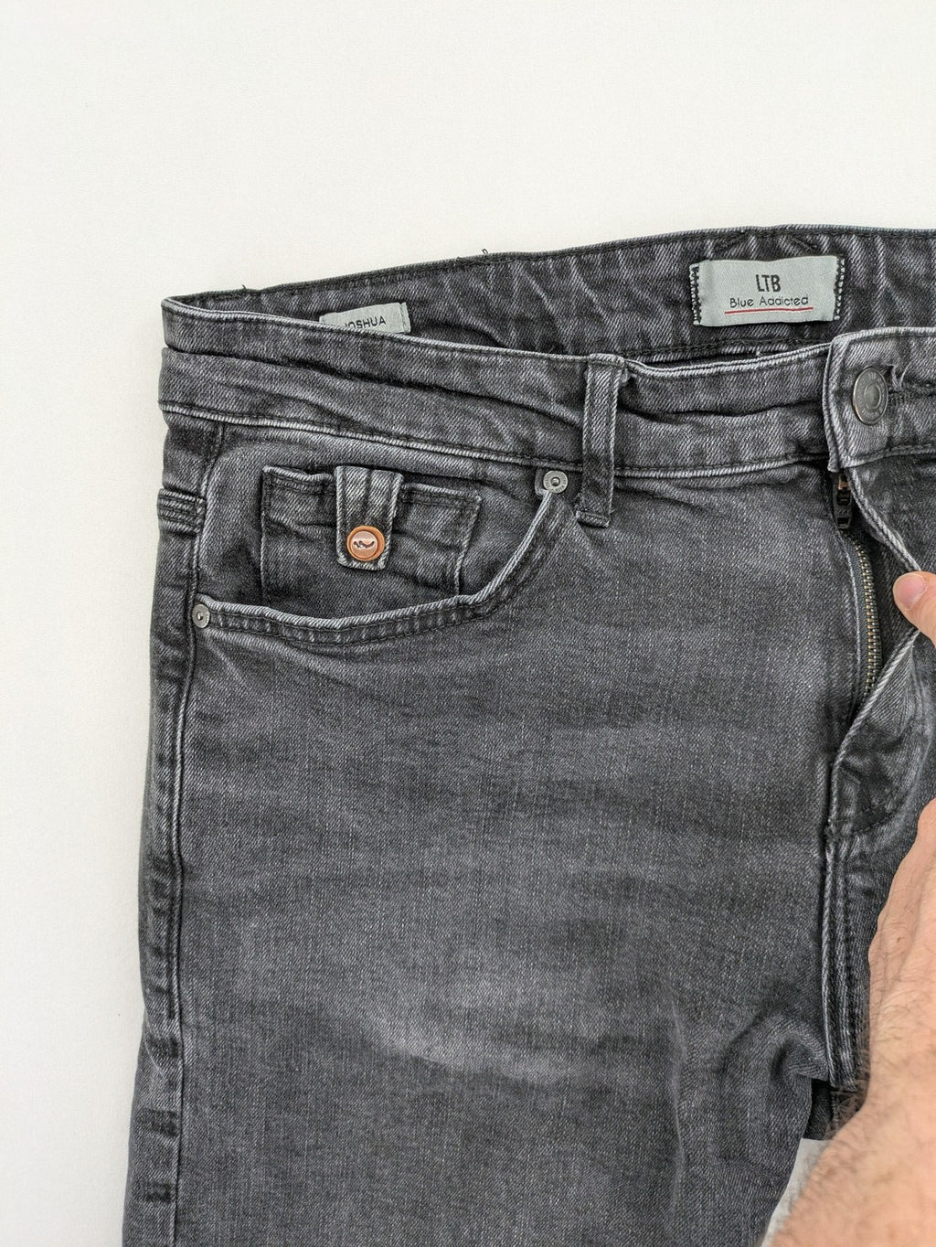 LTB blue straight jeans with classic 5-pocket design and low-rise slim fit.