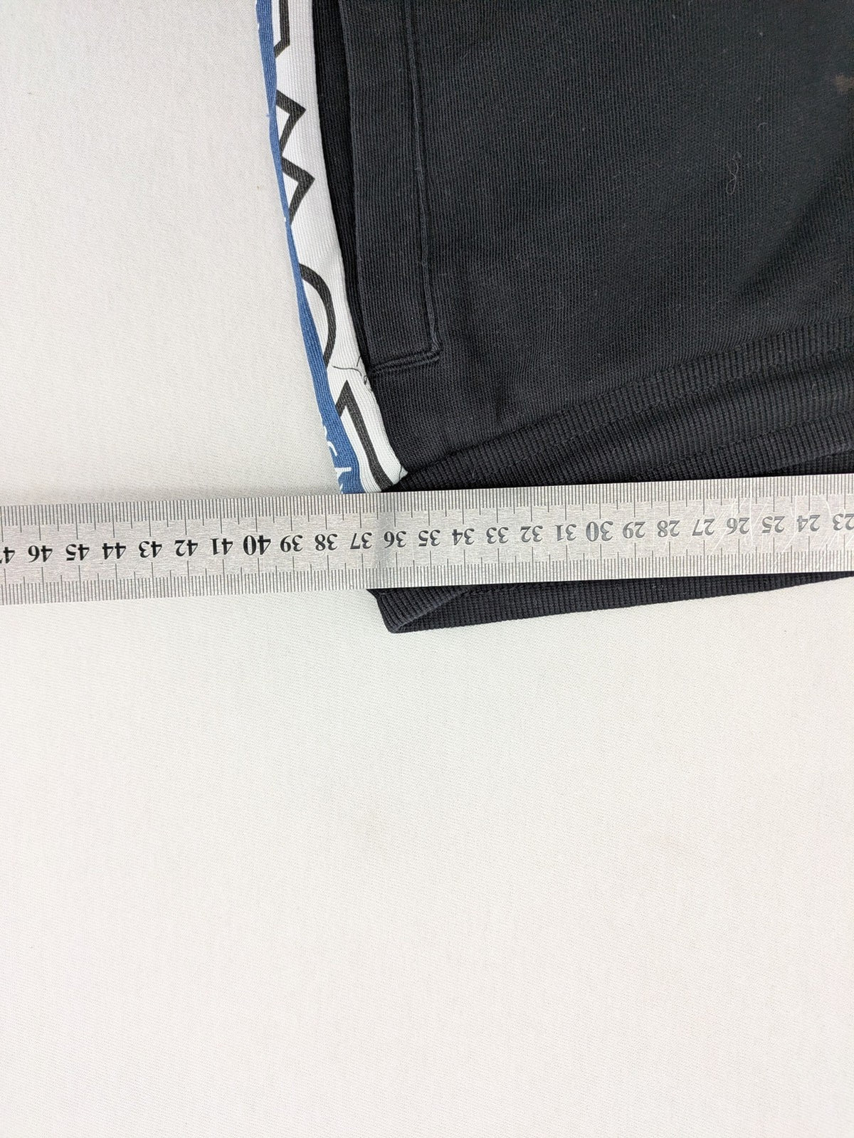 Baumwolle black pants with PlayStation logo tape, elastic waistband, cotton material.
