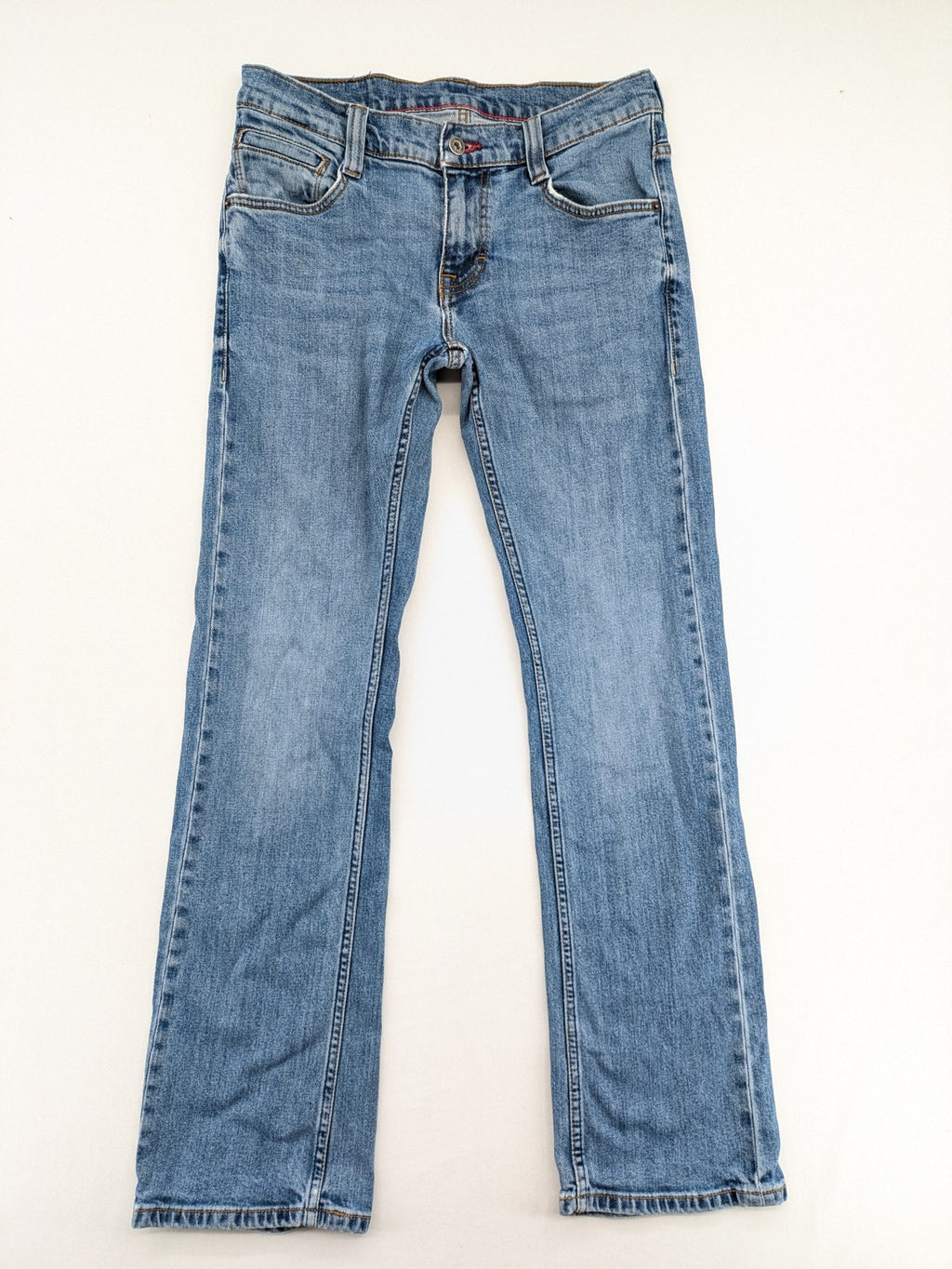 Mustang blue straight jeans with classic wash and durable denim material.