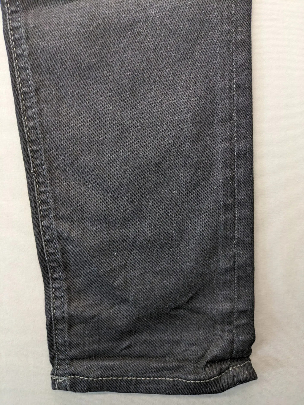 Jack & Jones grey slim fit jeans with classic 5-pocket style and button closure.