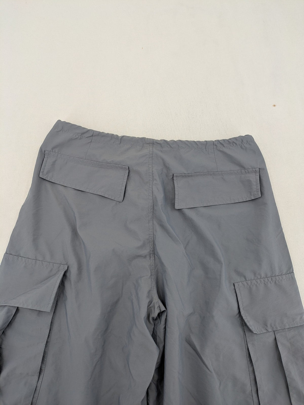 Herren Cargohose grey parachute style with adjustable ankle cuffs and cargo pockets.