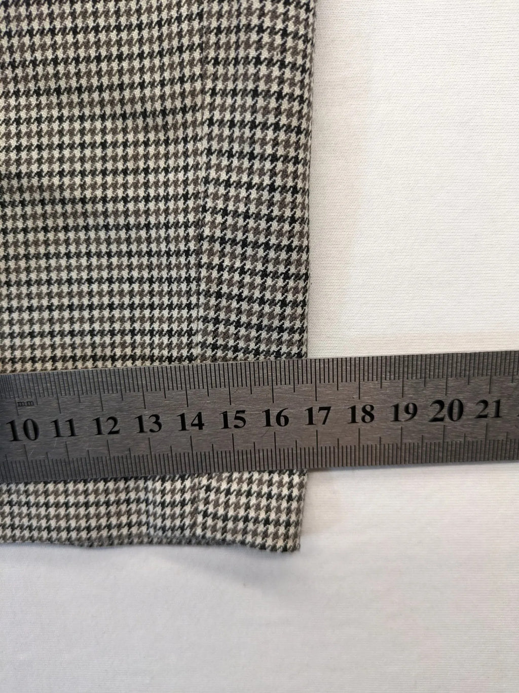 H&M beige pants houndstooth pattern with black and brown tones, stretchy material.