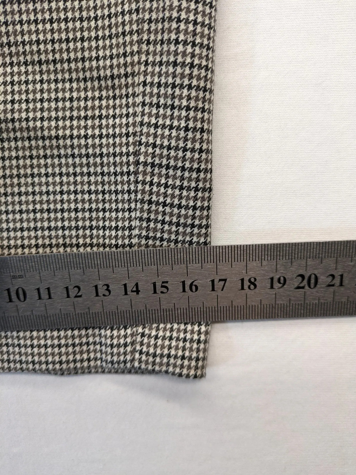 H&M beige pants houndstooth pattern with black and brown tones, stretchy material.