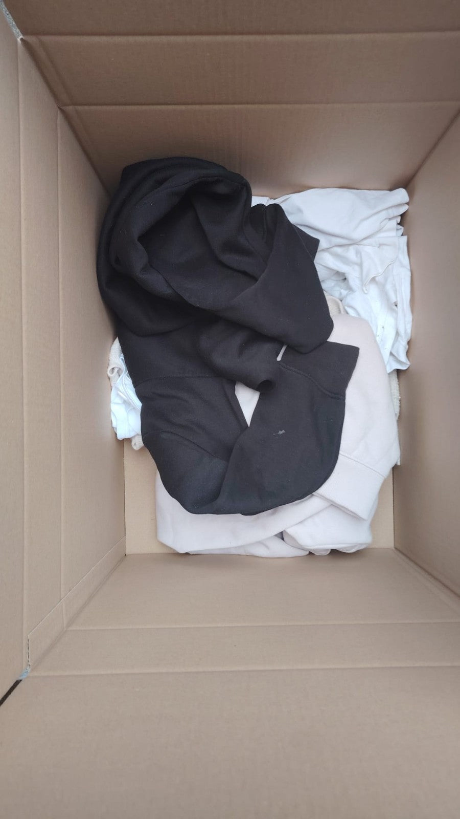 Hoodies white pullover cotton and polyester, suitable for print-on-demand and textile printing.