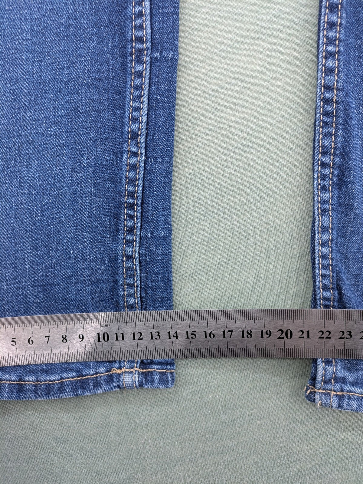 H&M blue skinny jeans with distressed knee details and classic 5-pocket design.