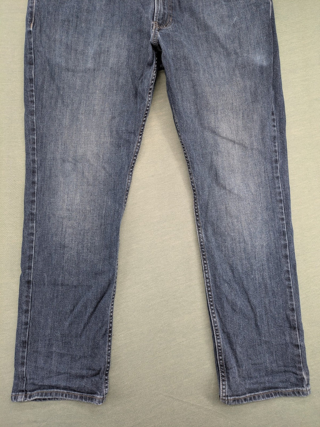C&A blue straight jeans with classic 5-pocket design and stretch denim material.