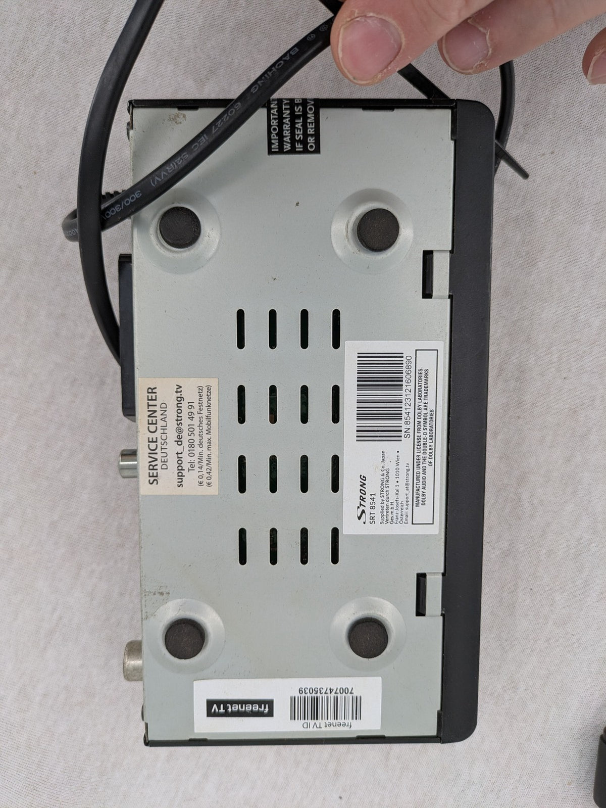 Strong DVB-T2 receiver black with logo, includes ISY ITA-750 antenna and power supply.