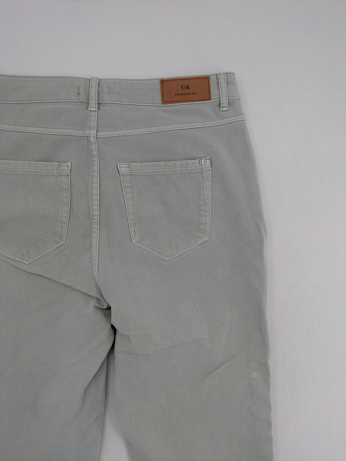 C&A grey slim fit straight jeans with classic 5-pocket design and zipper.