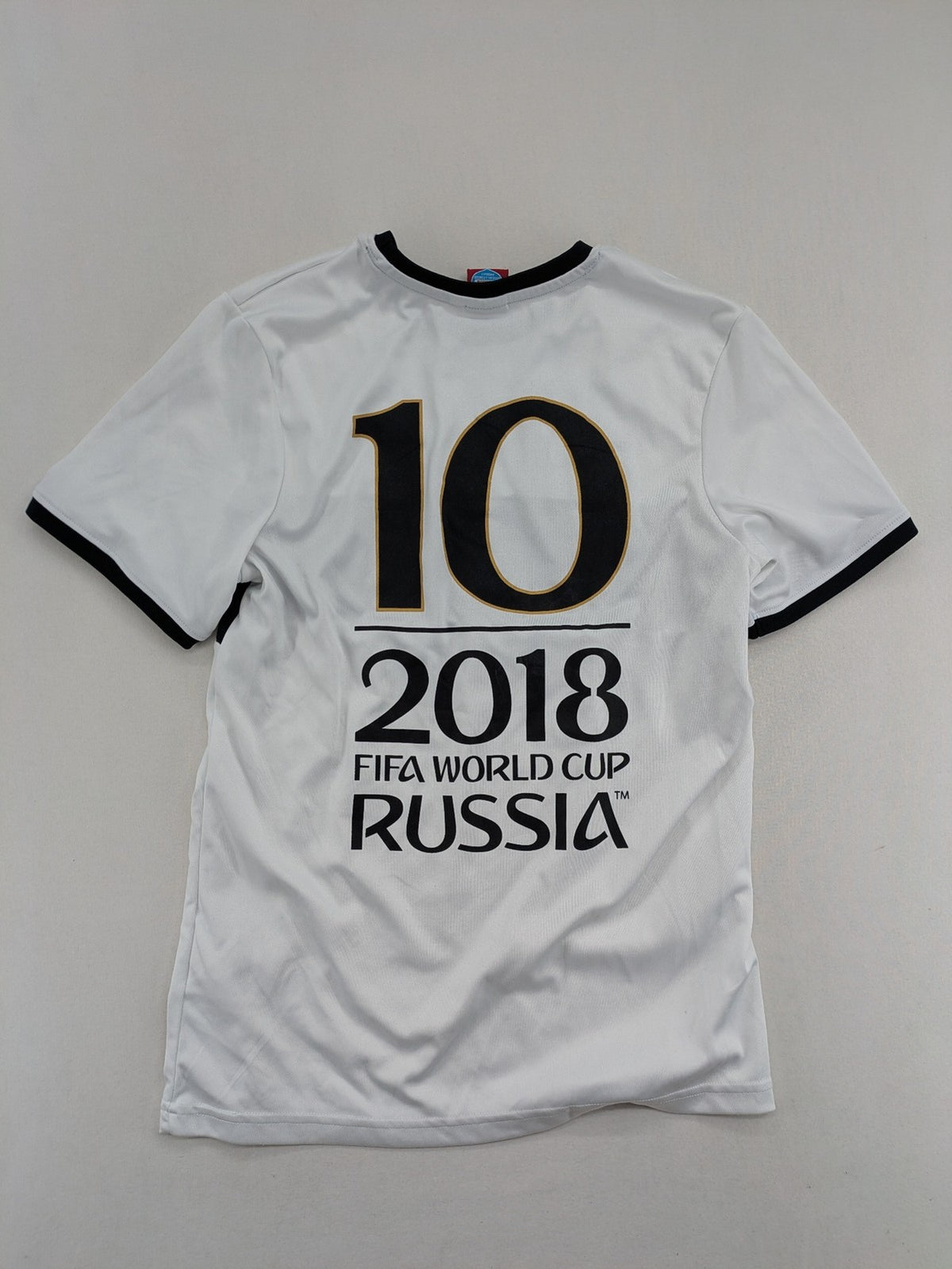 Deutschland FIFA WM 2018 Trikot weiß mit gesticktem Wappen und Nummer 10.