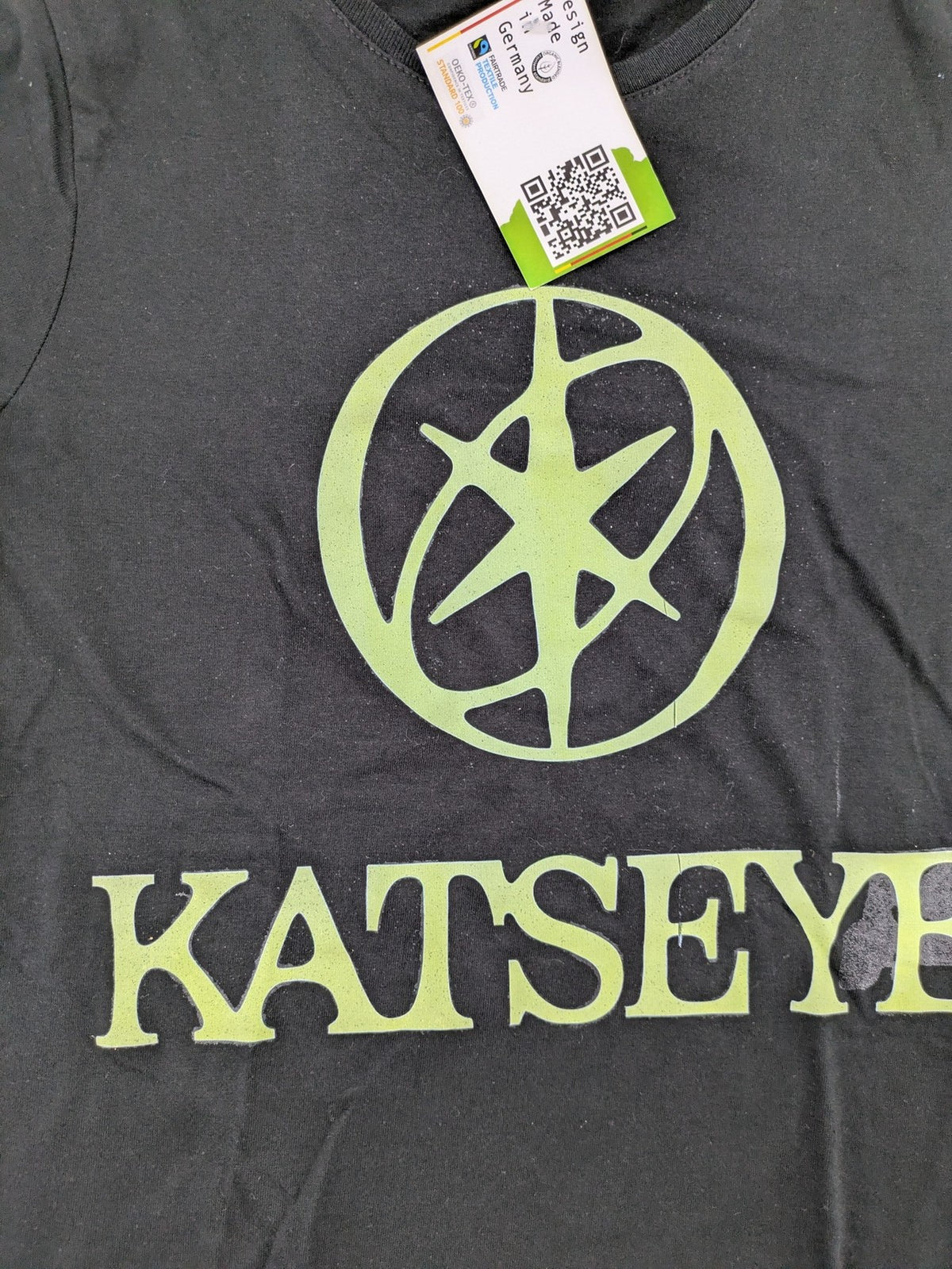 Roly black t-shirt with green Katseye graphic print and logo, 100% cotton.