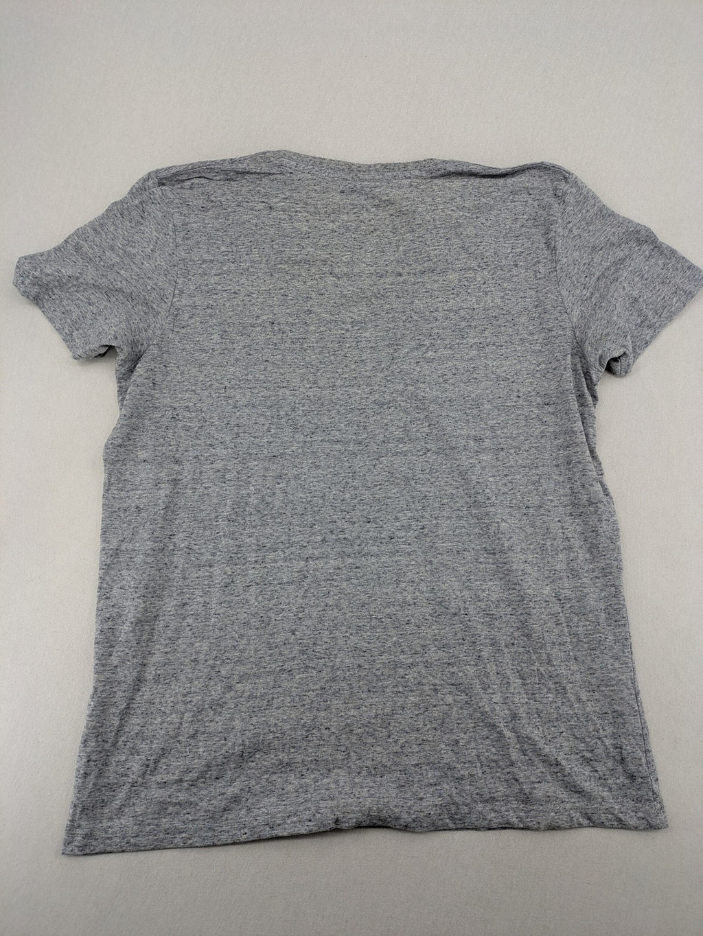 AC/DC grey band t-shirt with red logo, V-neck, regular fit.