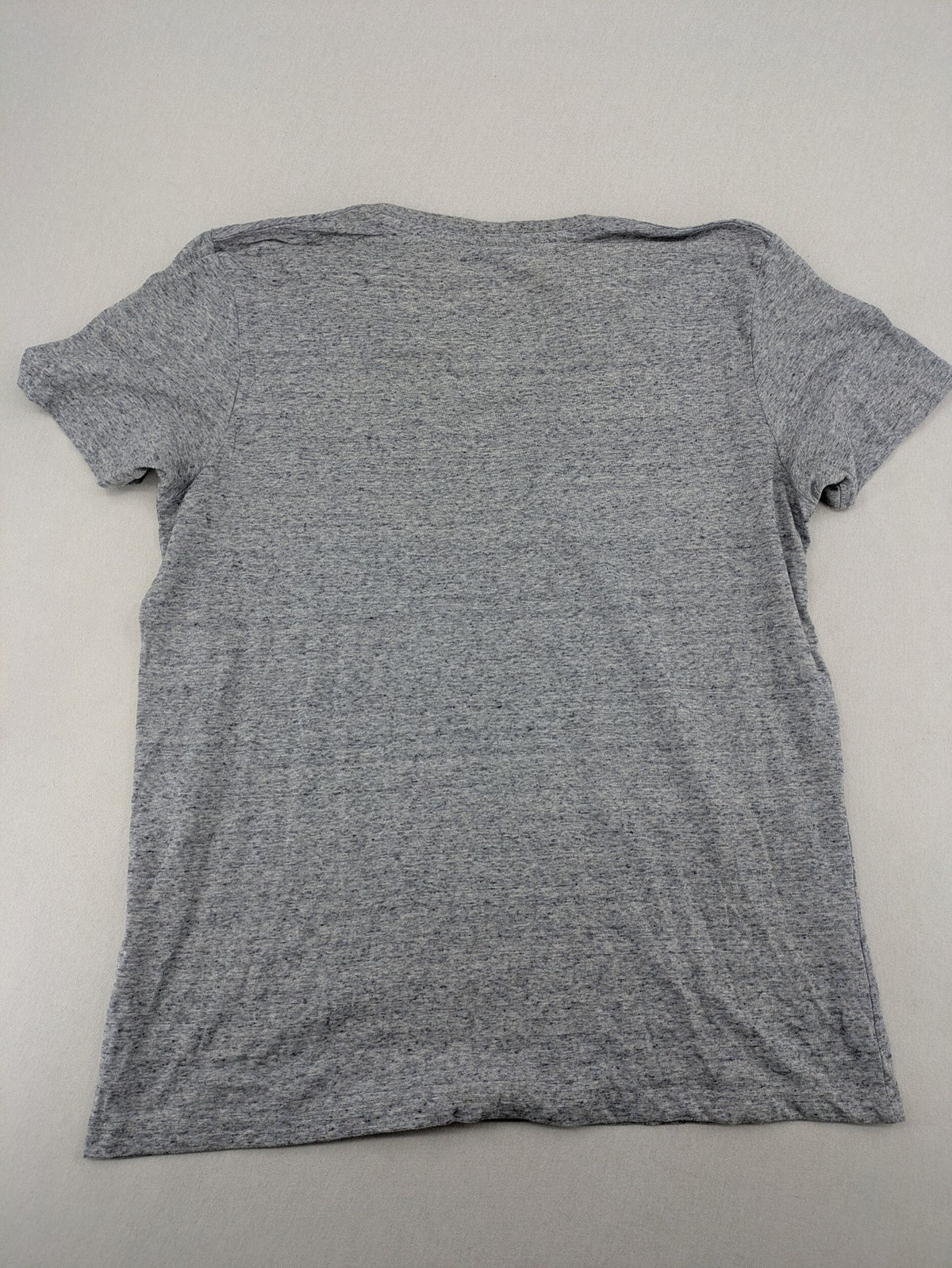 AC/DC grey band t-shirt with red logo, V-neck, regular fit.