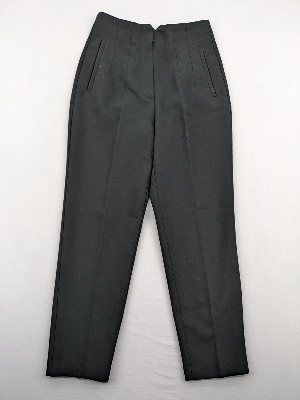 Zara black high-waist pants with concealed zipper, hook and button closure, elegant design.