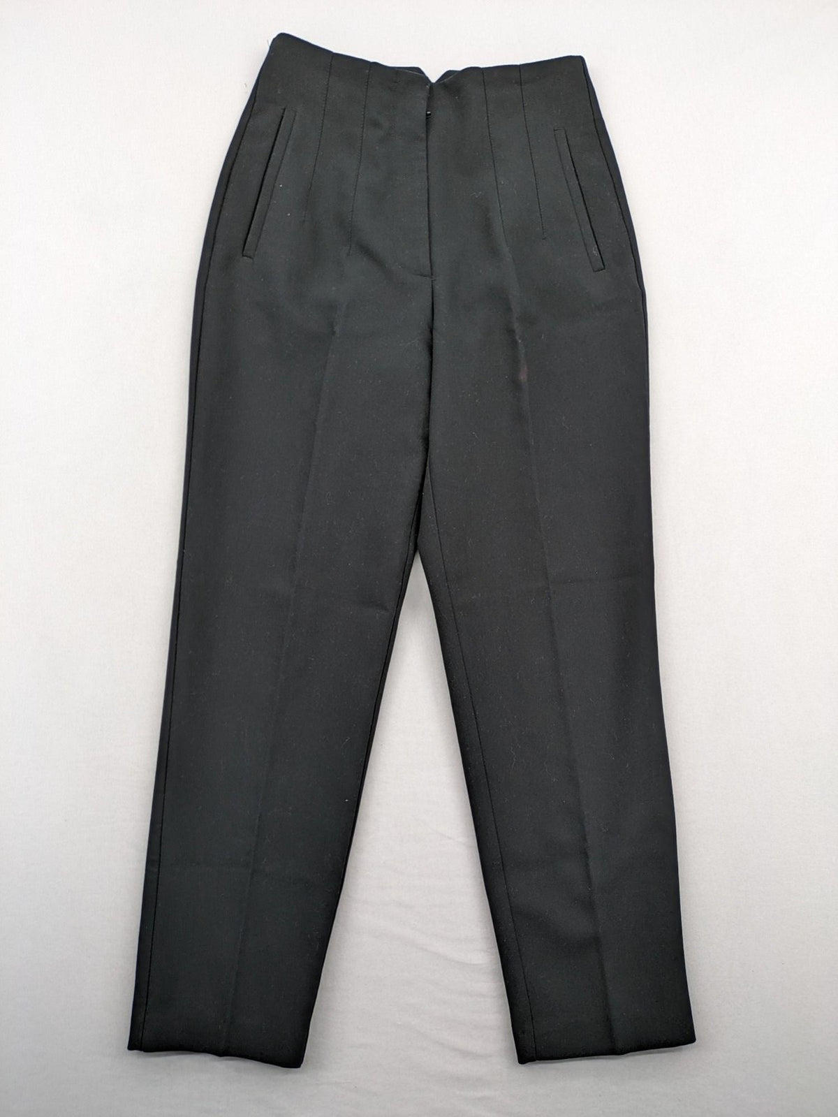 Zara black high-waist pants with concealed zipper, hook and button closure, elegant design.