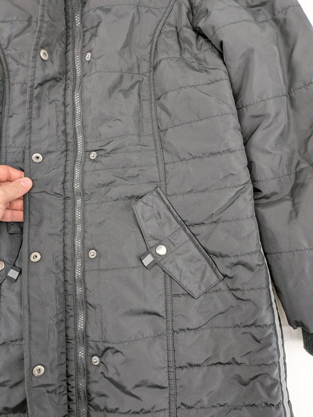 Vero Moda black quilted jacket with hood, reflective stripes, nylon material.