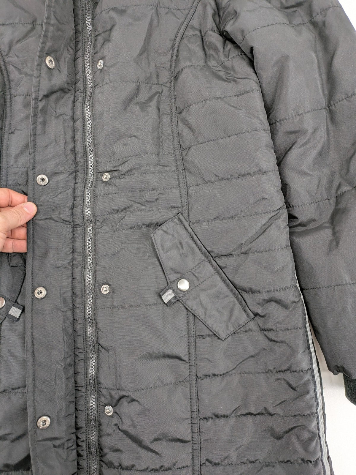 Vero Moda black quilted jacket with hood, reflective stripes, nylon material.