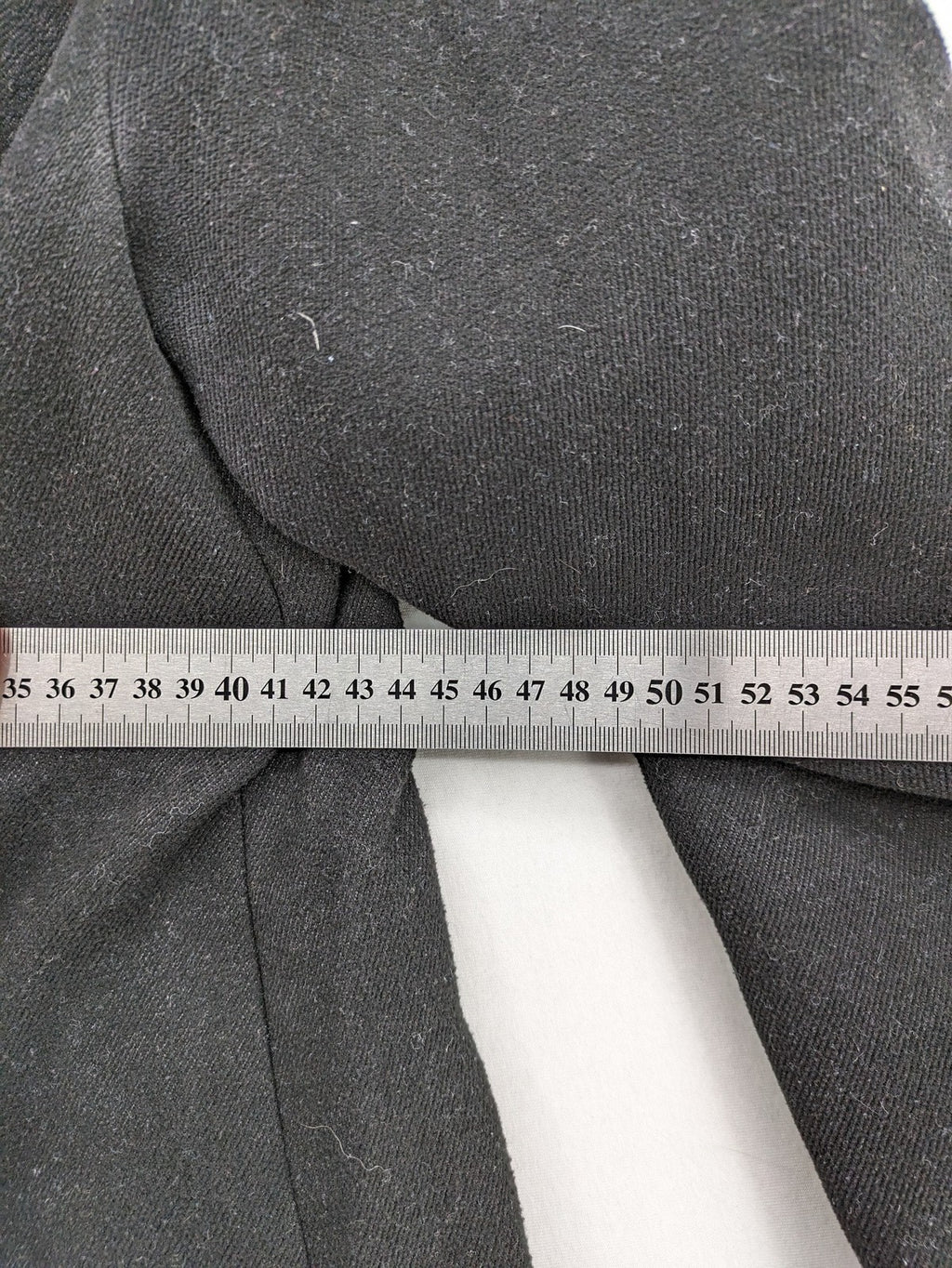 Vero Moda grey coat with classic lapel collar and button front, featuring two front pockets.