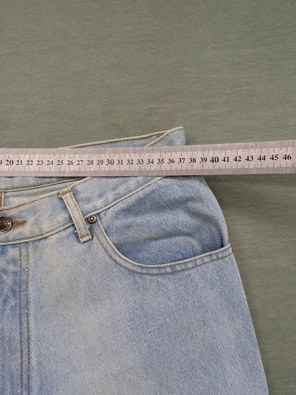 Newport straight jeans light blue 5-pocket design made from 100% cotton.
