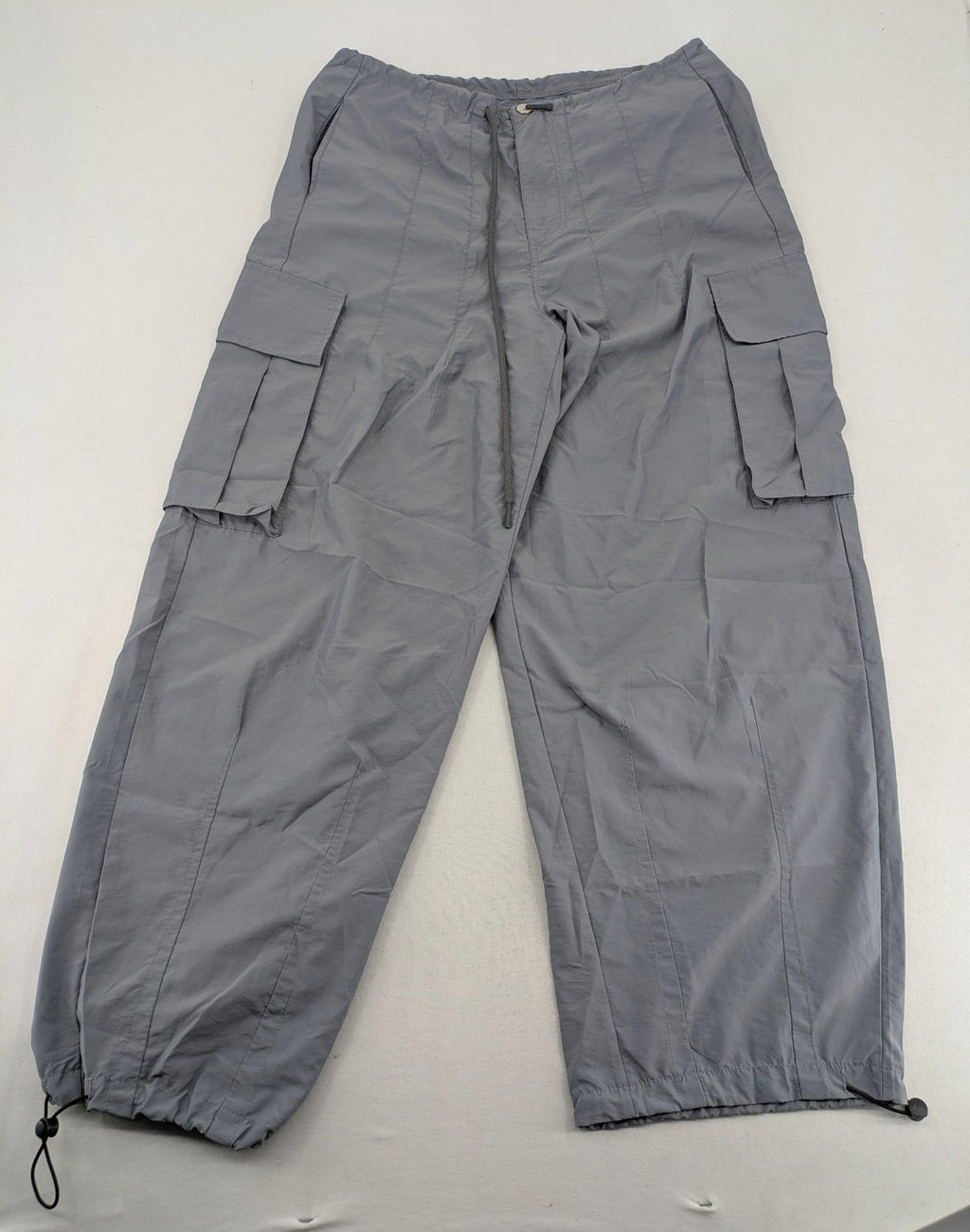 Herren Cargohose grey parachute style with adjustable ankle cuffs and cargo pockets.