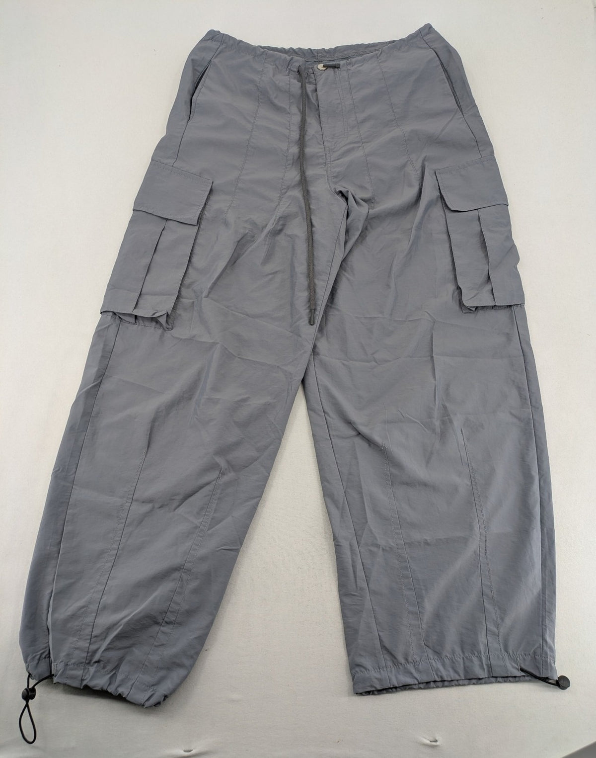 Herren Cargohose grey parachute style with adjustable ankle cuffs and cargo pockets.