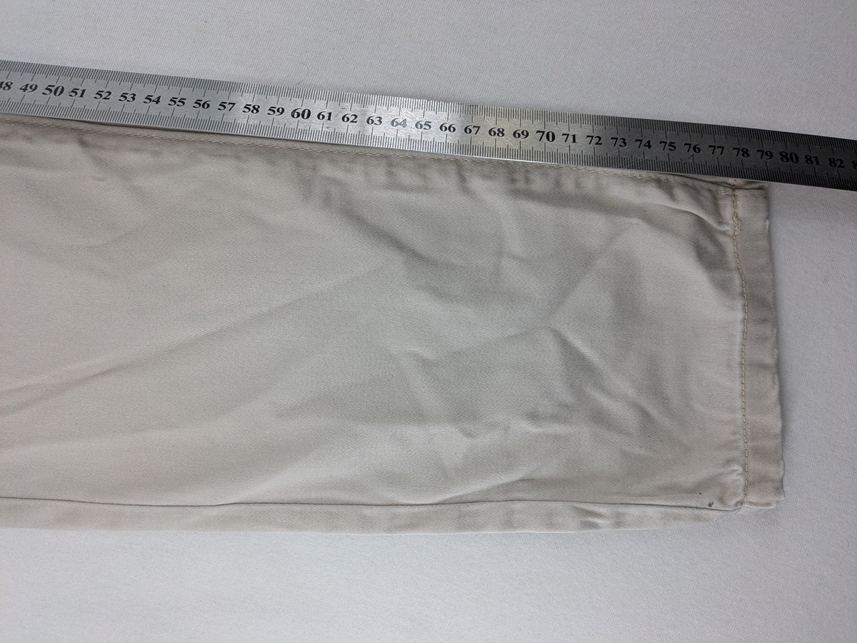 Flame beige chino pants with straight leg and classic button closure.