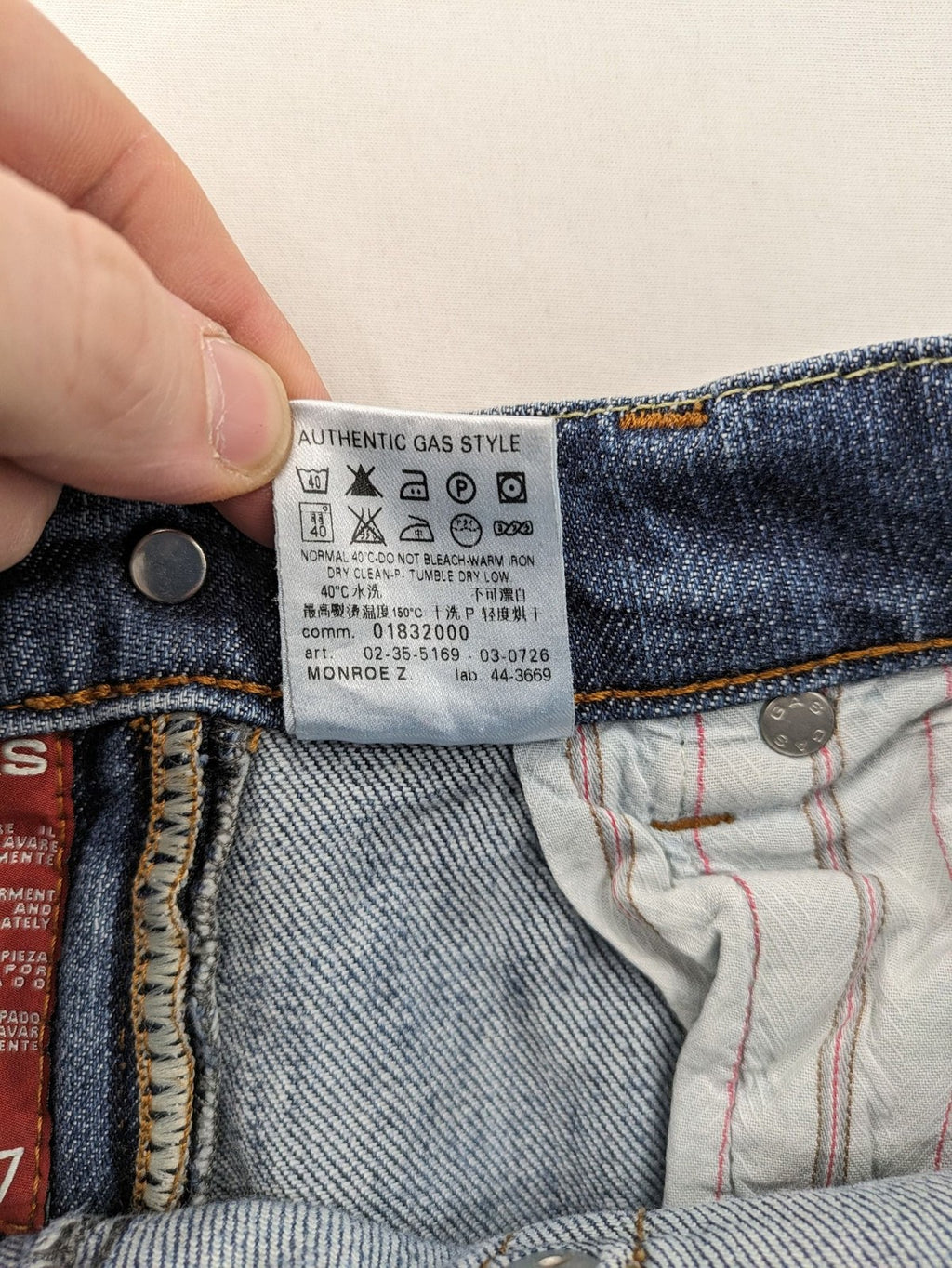 GAS straight jeans blue with open frayed hem and classic 5-pocket style.