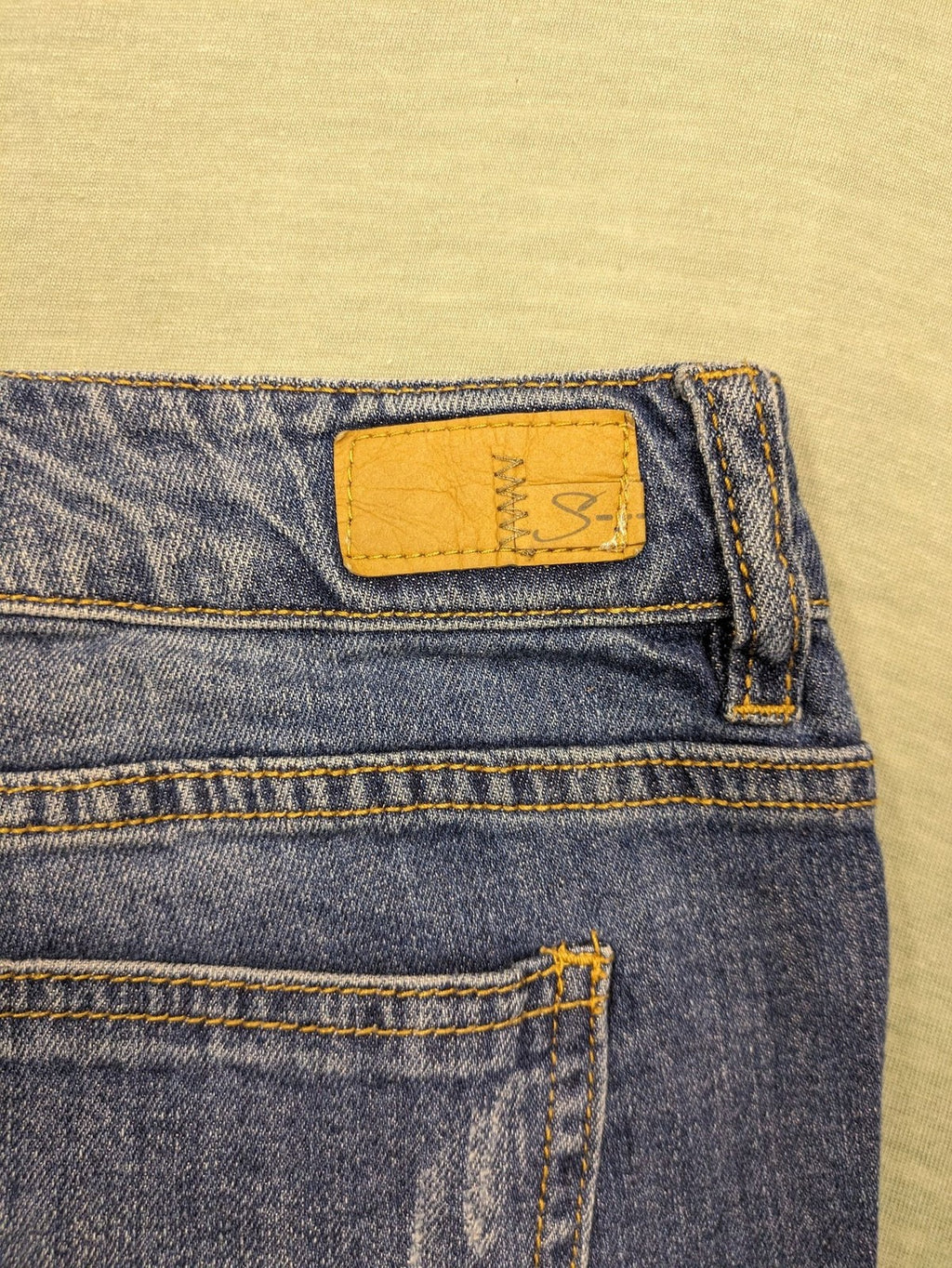 Peg blue ripped straight jeans with distressed details and comfortable stretch material.