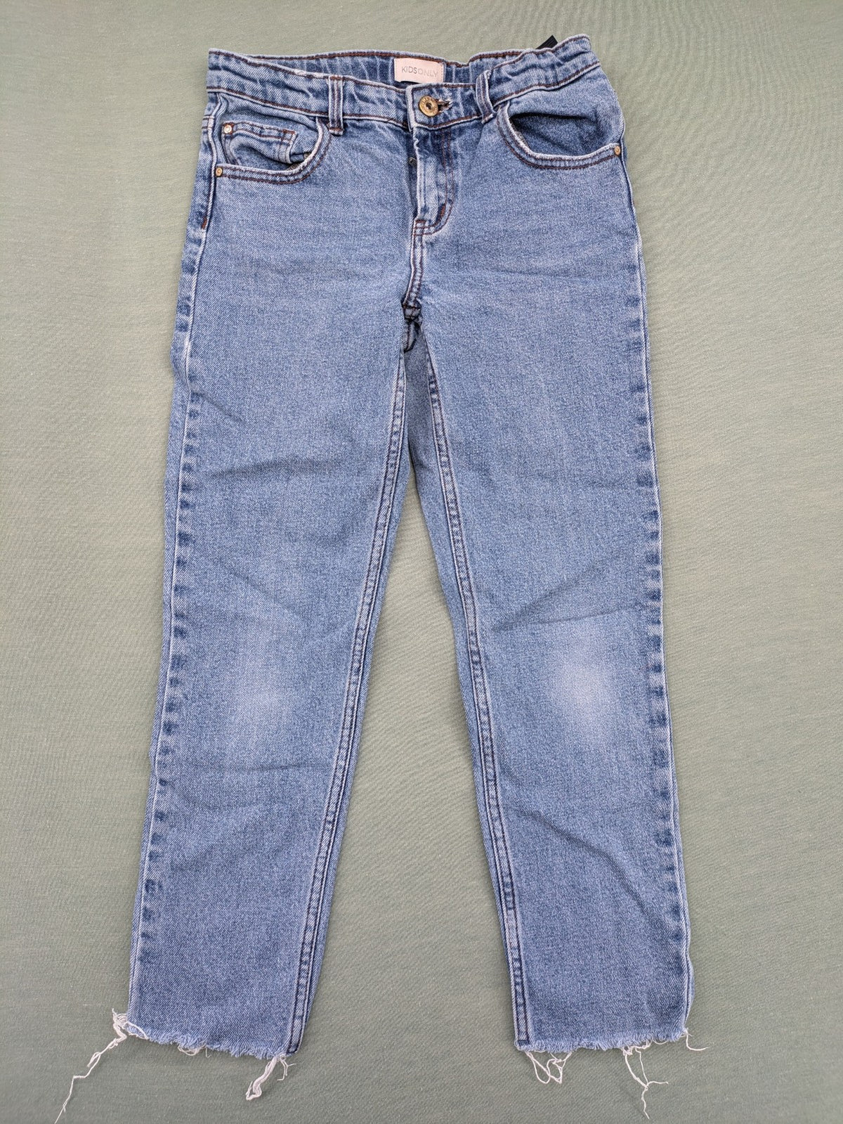 KIDS ONLY blue straight jeans with frayed hem and classic 5-pocket design.