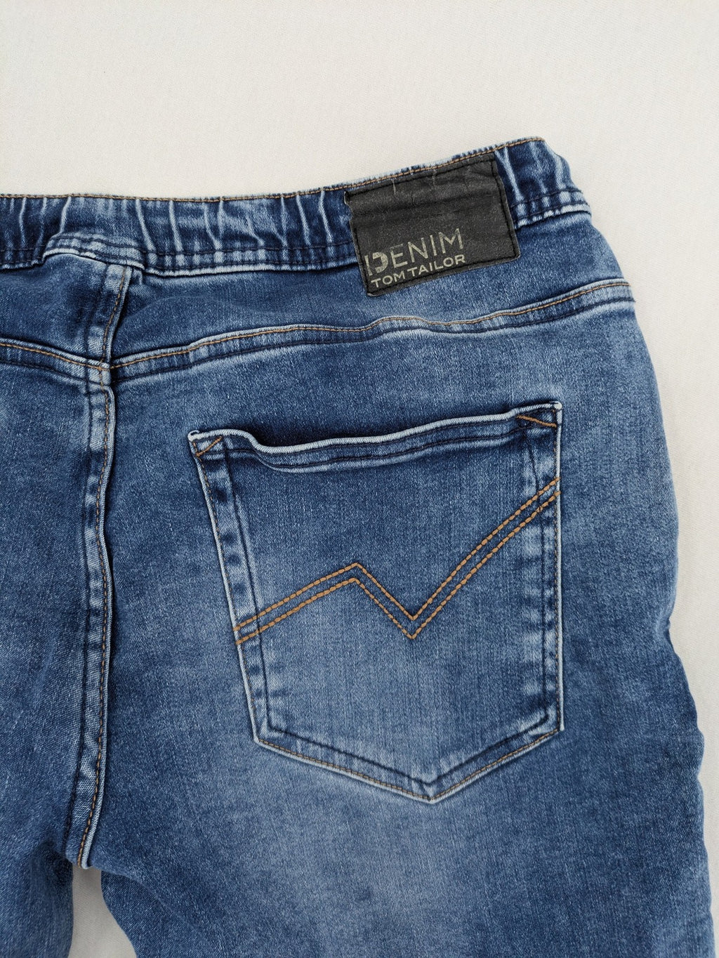 Tom Tailor Denim blue bicycle shorts with elastic waistband and functional drawstring, classic five-pocket style.