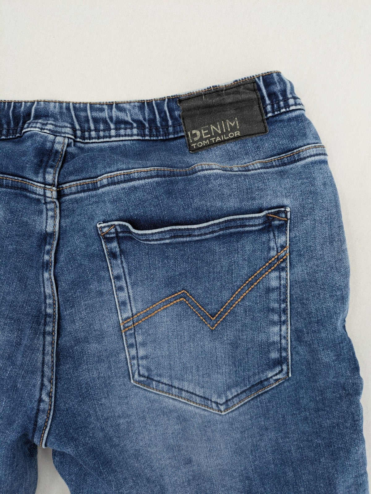 Tom Tailor Denim blue bicycle shorts with elastic waistband and functional drawstring, classic five-pocket style.