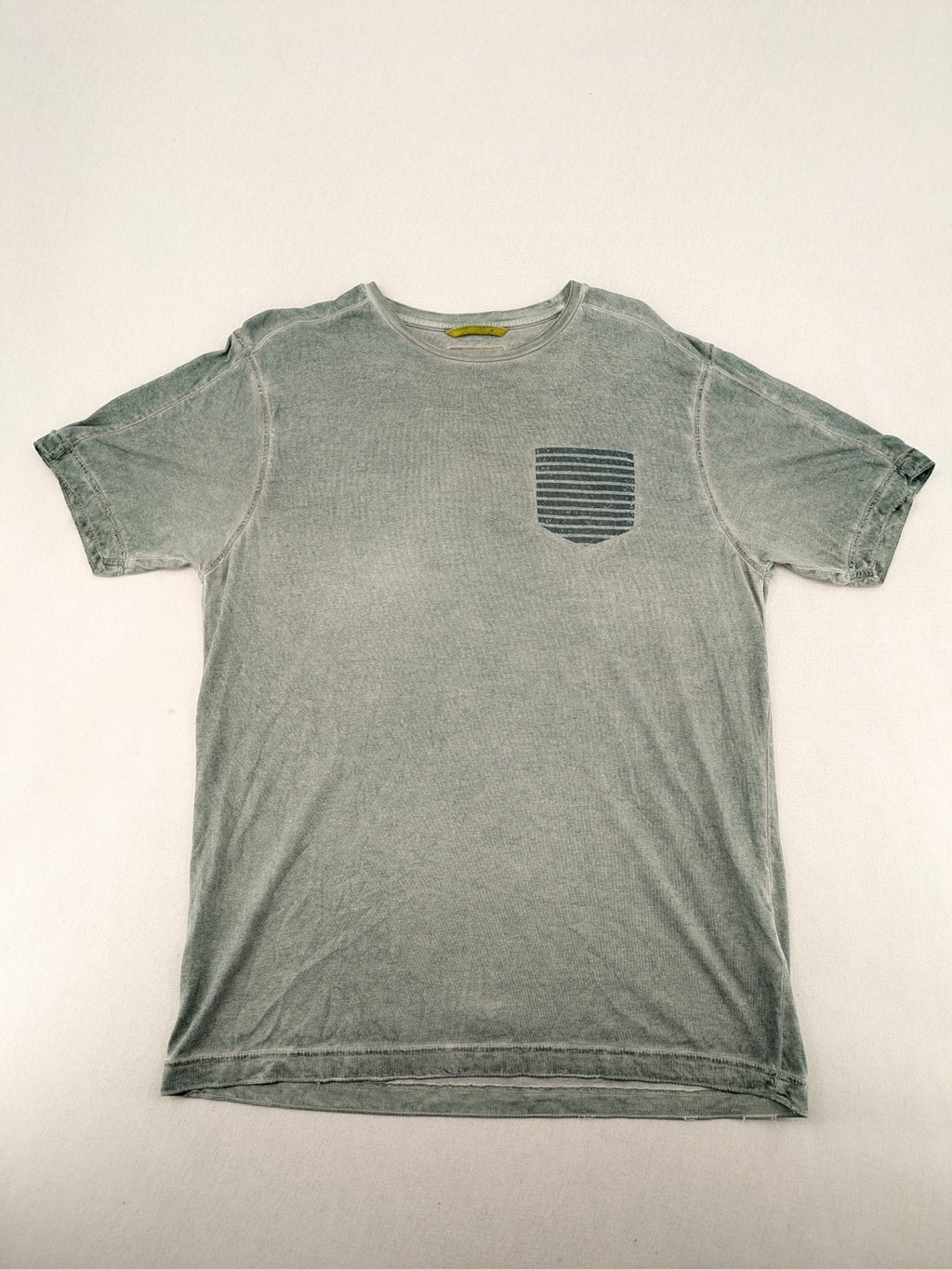 Camel Active green t-shirt with striped chest pocket and used look cotton fabric.