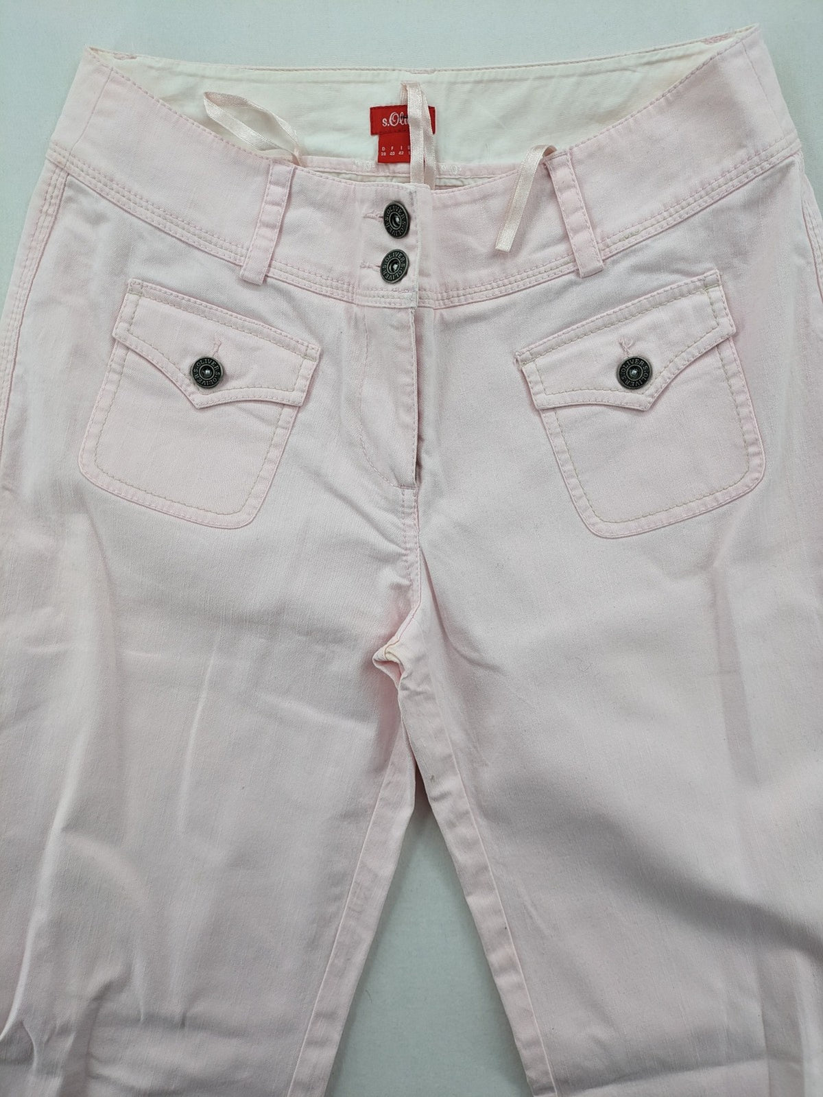 s.Oliver green bootcut pants with front pockets and button details, made of cotton-elastane blend.
