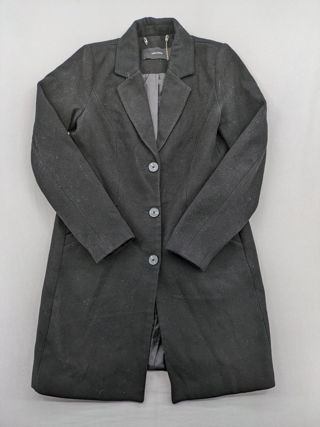 Vero Moda grey coat with classic lapel collar and button front, featuring two front pockets.