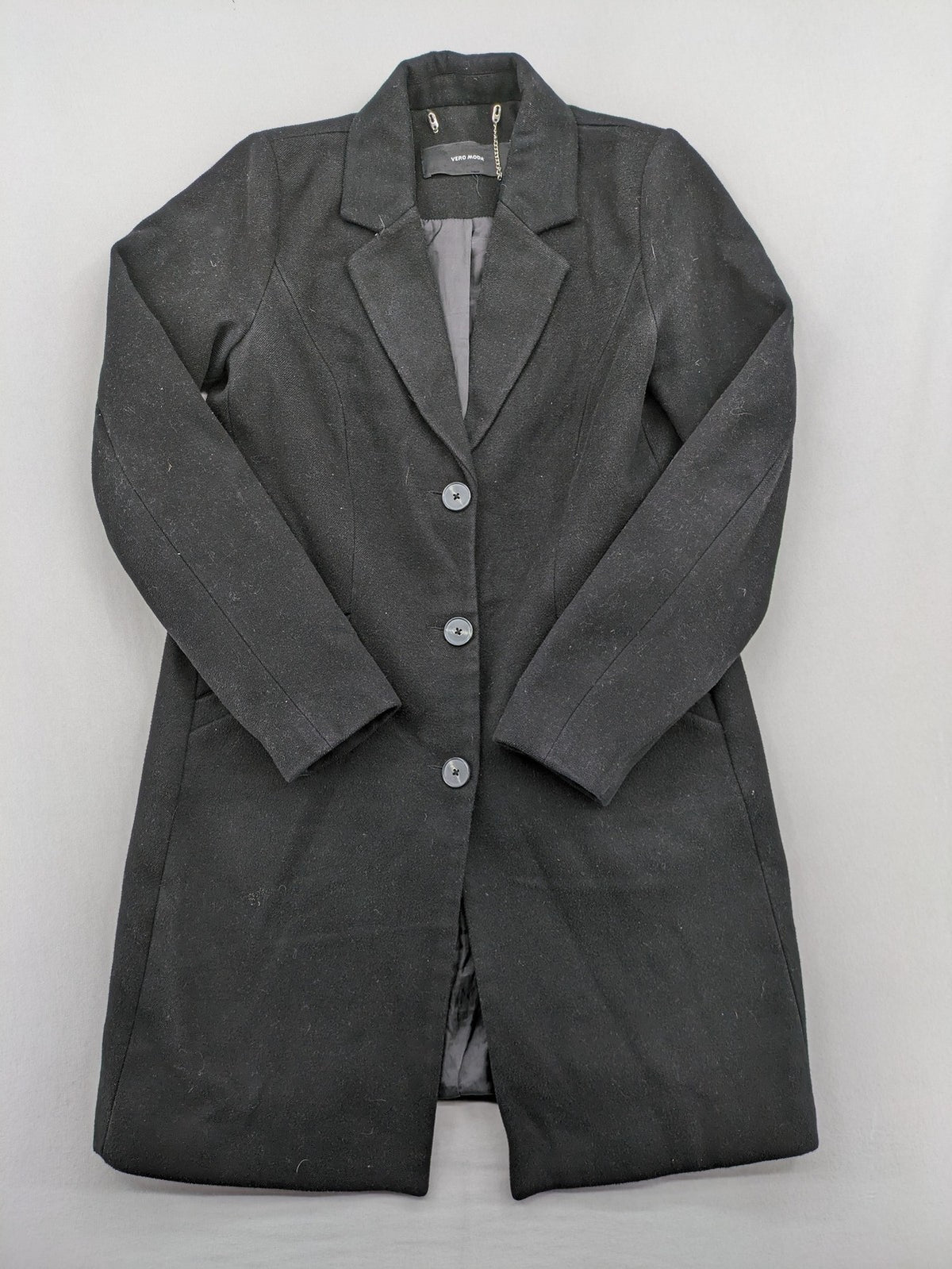 Vero Moda grey coat with classic lapel collar and button front, featuring two front pockets.