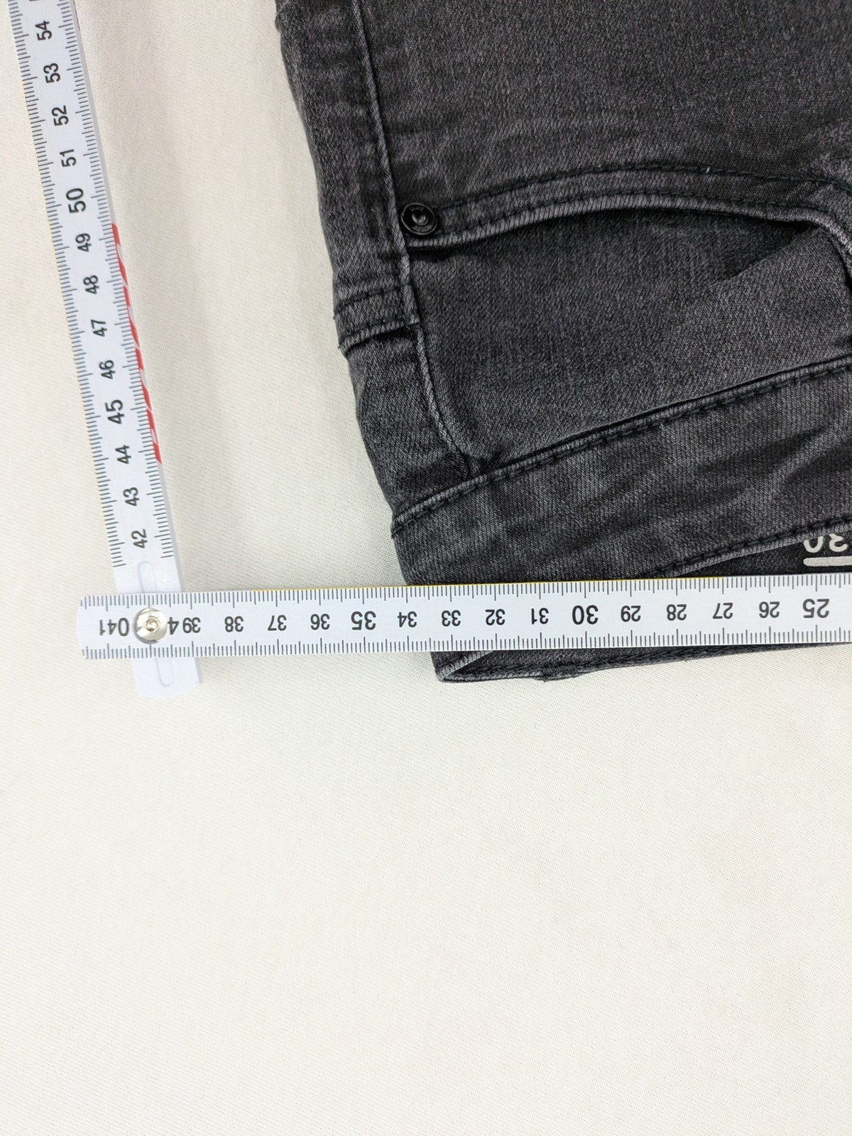 Noisy May grey skinny jeans with classic 5-pocket design and button closure.