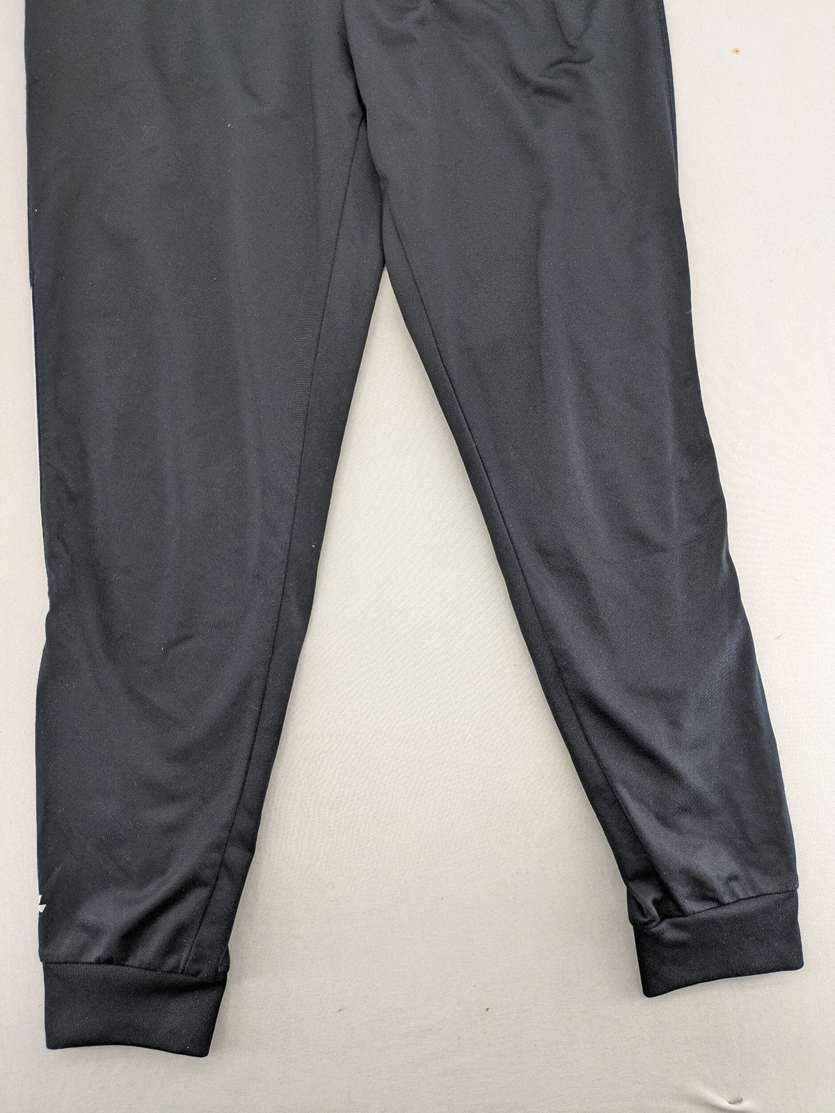 Jako black jogging pants with elastic waistband and ribbed ankle cuffs.