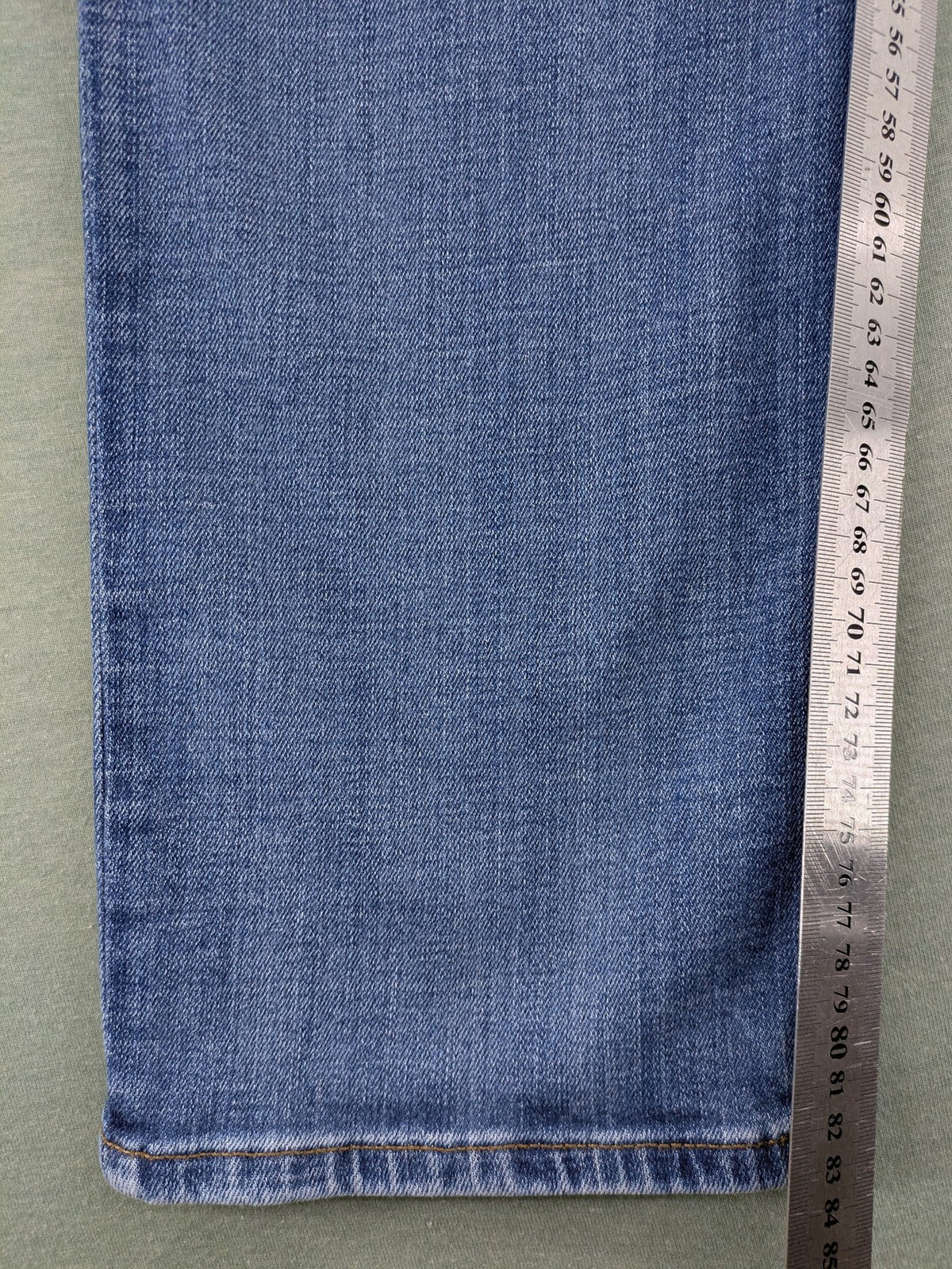 Cross Jeans blue straight fit denim jeans, classic five-pocket design, medium wash.