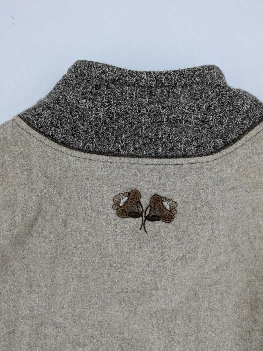 Perry Country beige Trachtenpullover 100% Schurwolle mit Edelweiß-Stickerei und Knebelverschlüssen.