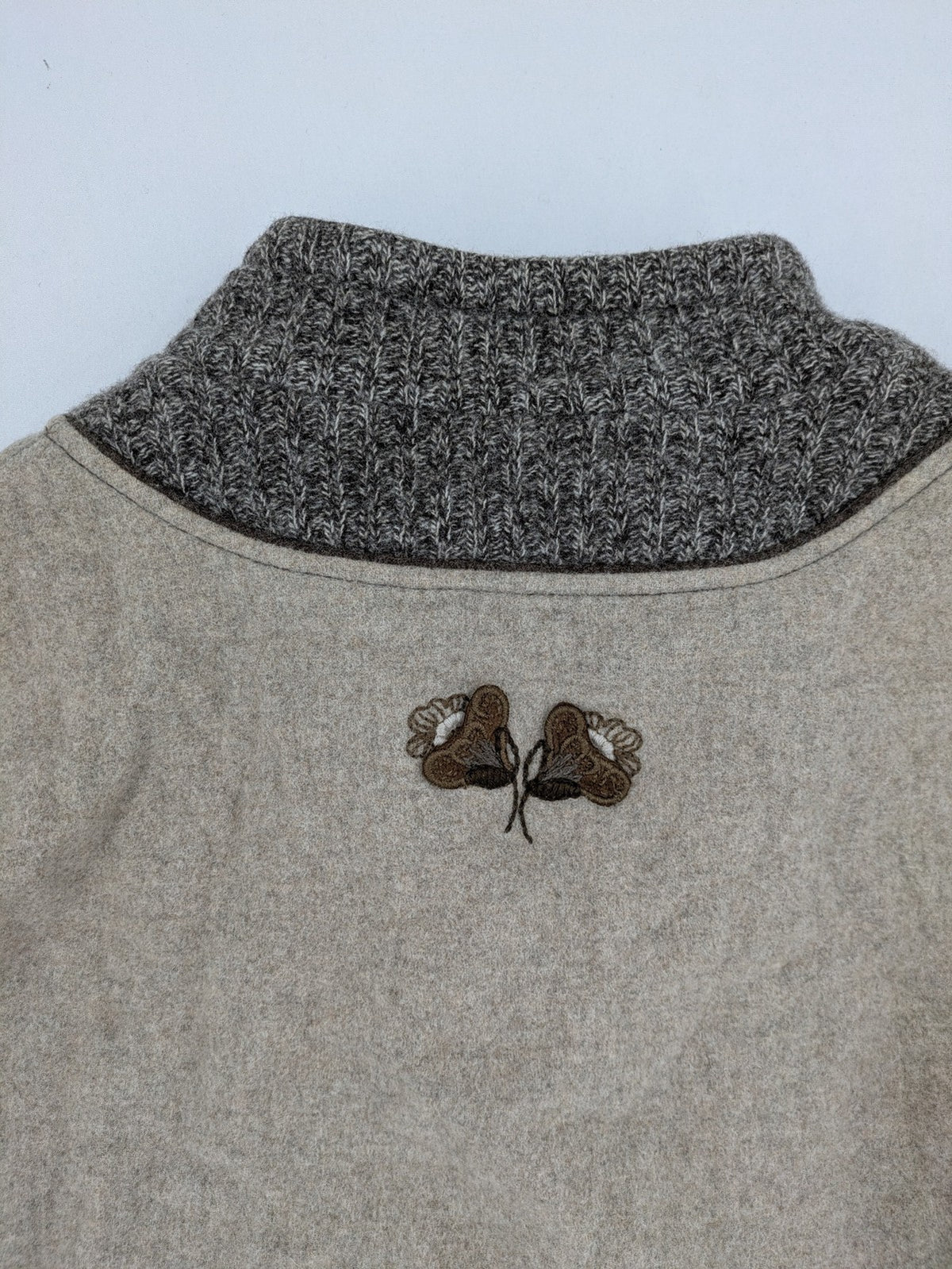 Perry Country beige Trachtenpullover 100% Schurwolle mit Edelweiß-Stickerei und Knebelverschlüssen.