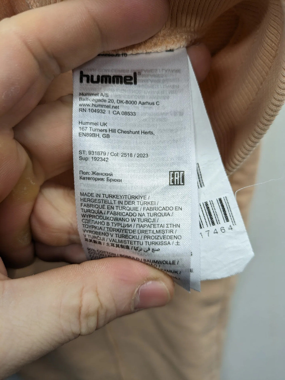 Hummel beige jogging pants with adjustable drawstring, embroidered logo, and ankle cuffs.