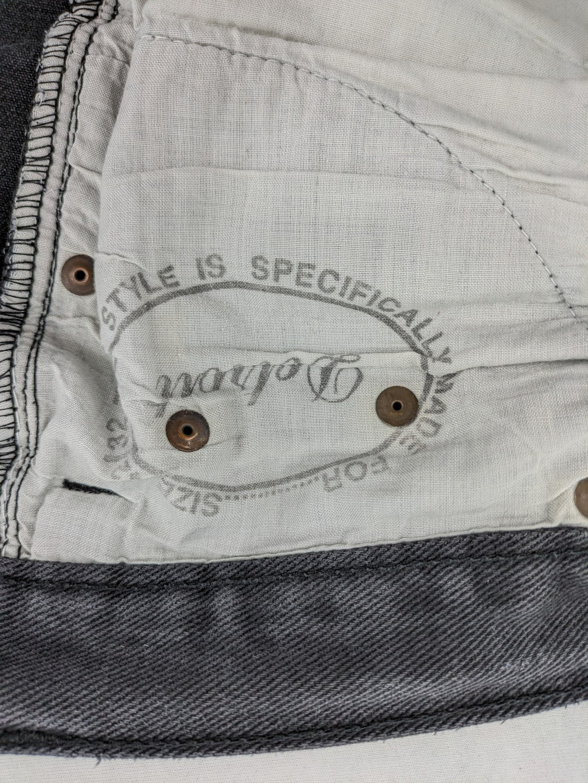 DeLorean grey straight jeans classic 5-pocket design with worn look and cotton material.
