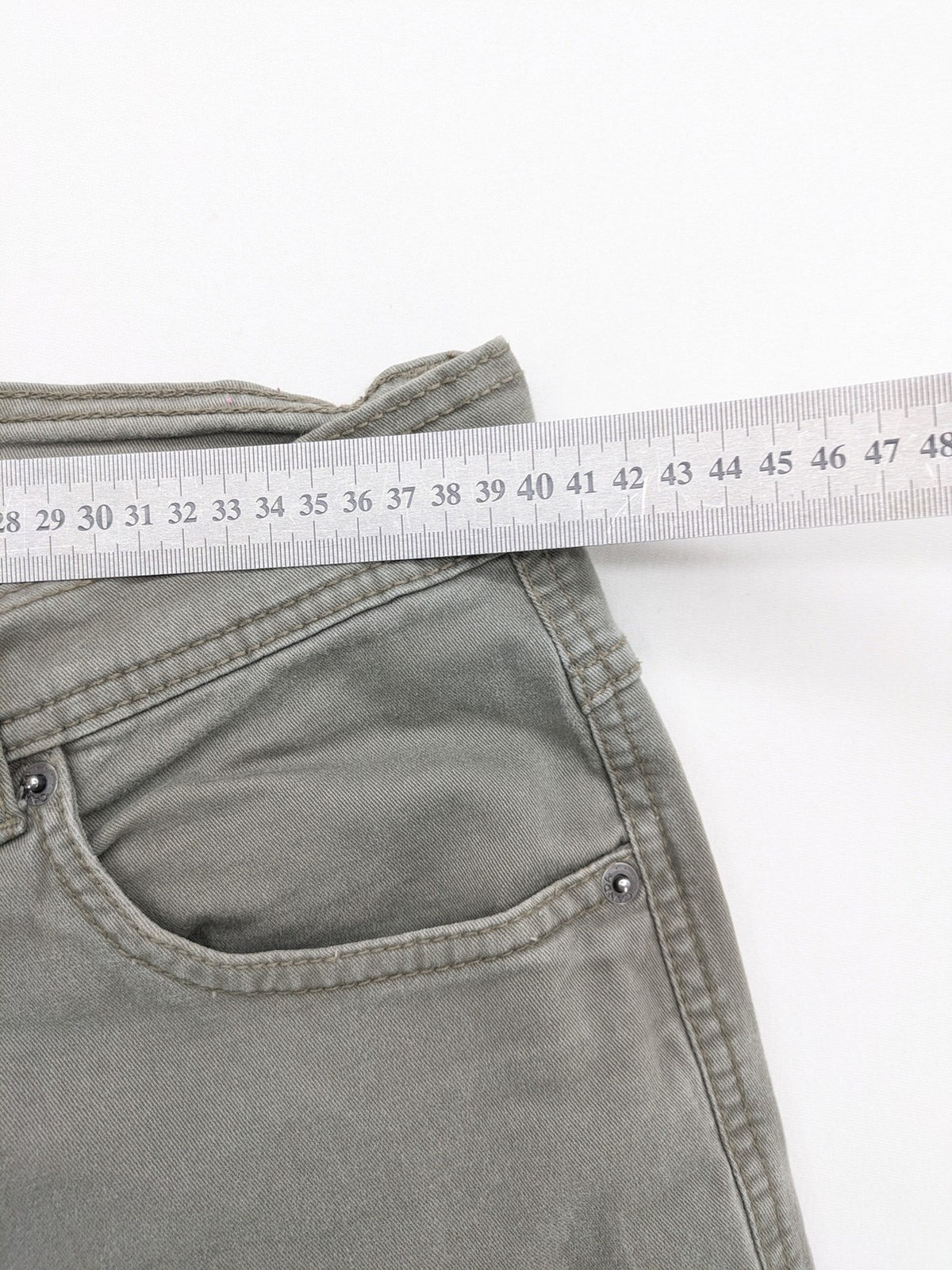 C&A pink chino pants classic 5-pocket style with zipper, made of stretch cotton.